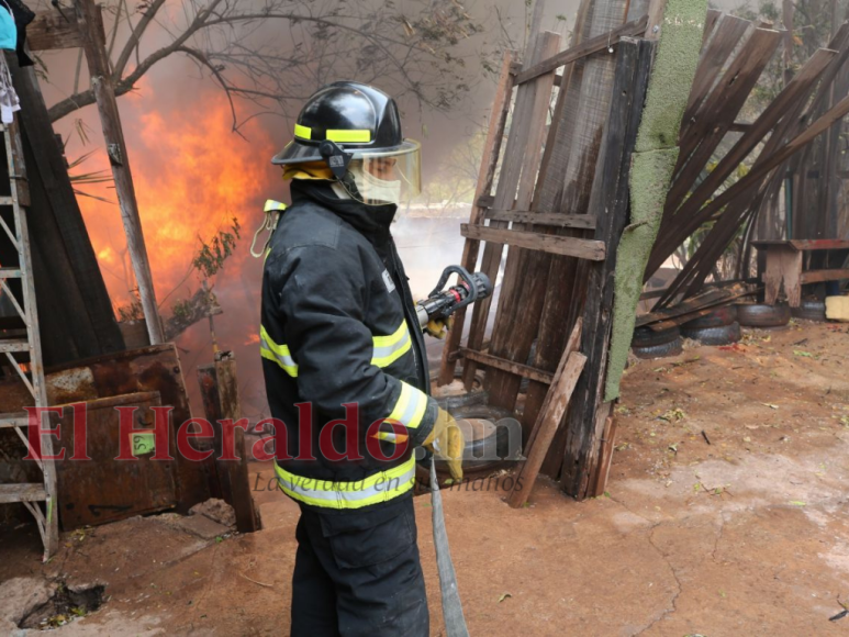 Las impactantes imágenes que dejó incendio de vivienda en Tegucigalpa