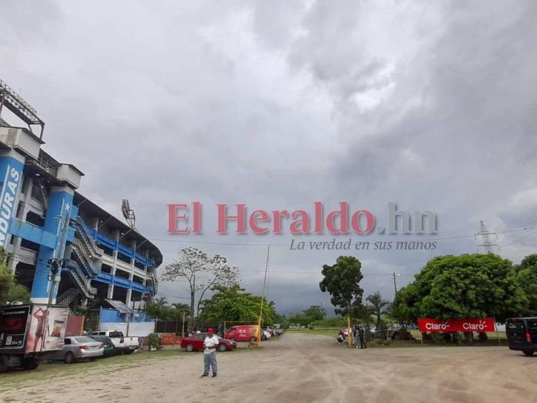 Pocos aficionados y protección ante la lluvia: Así luce el Olímpico previo al Honduras-Canadá