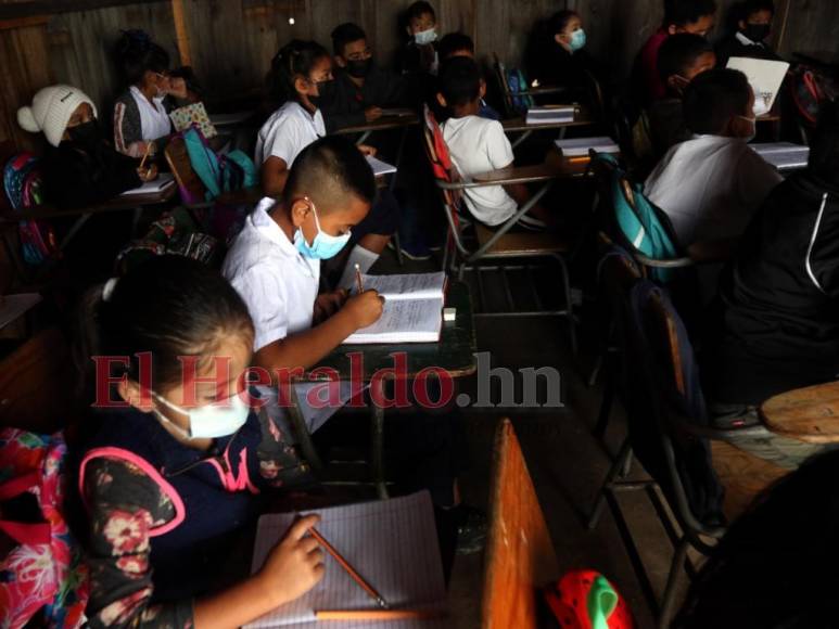 Con una dosis pediátrica contra el covid y tapabocas regresan los niños a las escuelas (Fotos)