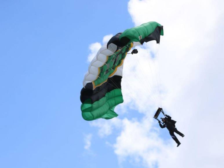 ¡Impresionante! Así surcaron el cielo hondureño los paracaidistas en los desfiles patrios