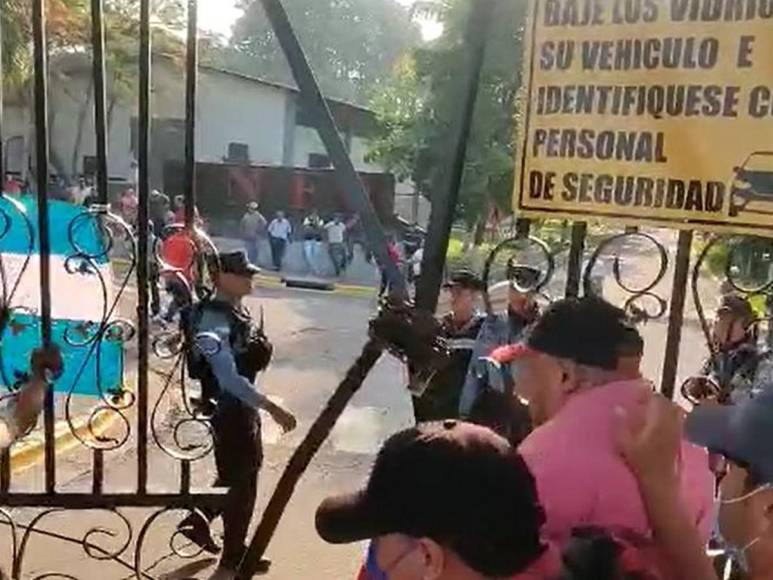 Botellazos, insultos y empujones en confrontación de colectivos de Libre y policías en Infop