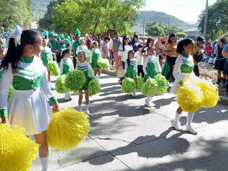 Así resaltaron las palillonas y pomponeras de primaria en las fiestas de independencia 2023