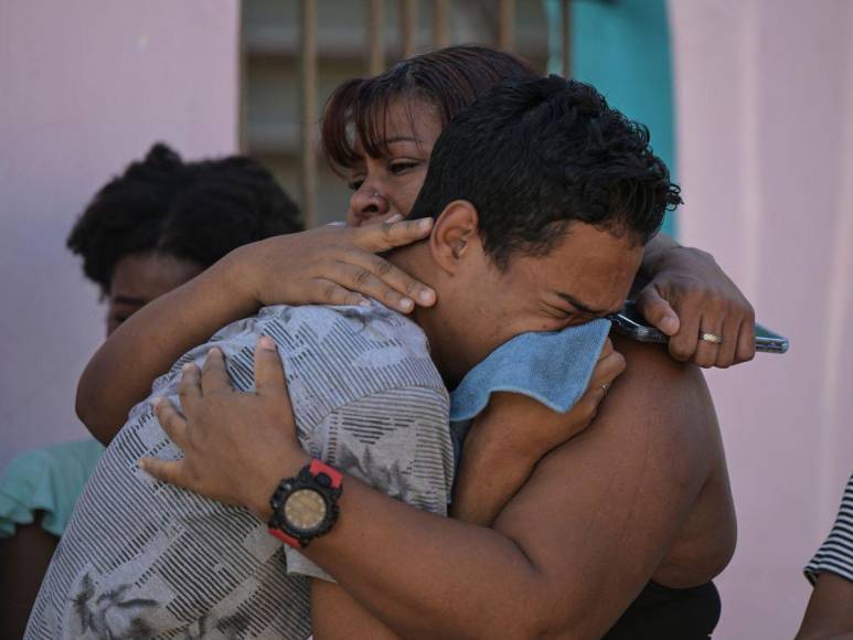 “Ay, mi papá”: Dan último adiós a muertos en protestas en Venezuela