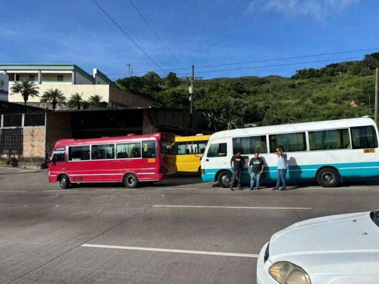 Transportistas cumplen su advertencia y paralizan sus buses en la capital