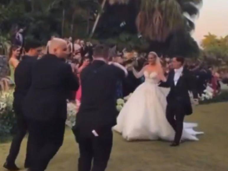 Los tres vestidos de novia que lució Lele Pons en su boda con Guaynaa