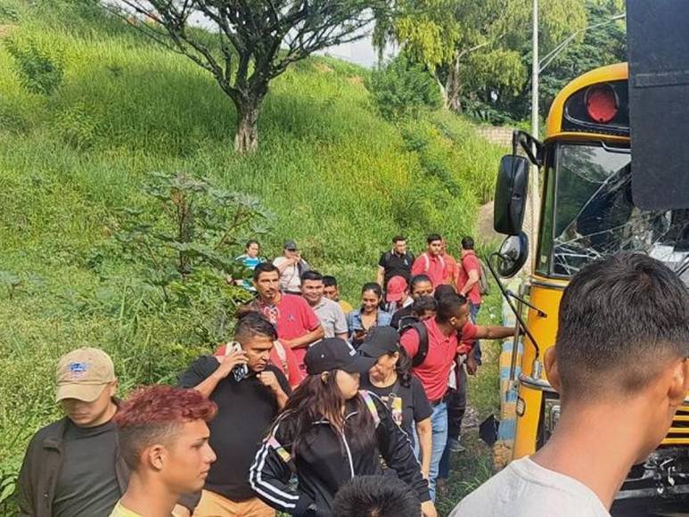 Varios heridos y vehículos dañados tras colisión de bus con simpatizantes de Libre