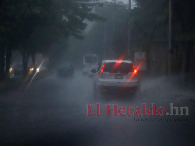 Onda tropical que se desplaza sobre Honduras deja intenso aguacero sobre la capital (Fotos)