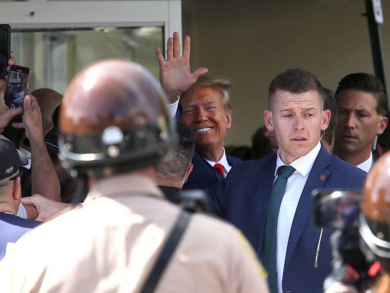 Sonriente, así salió Donald Trump de la corte de Miami tras audiencia