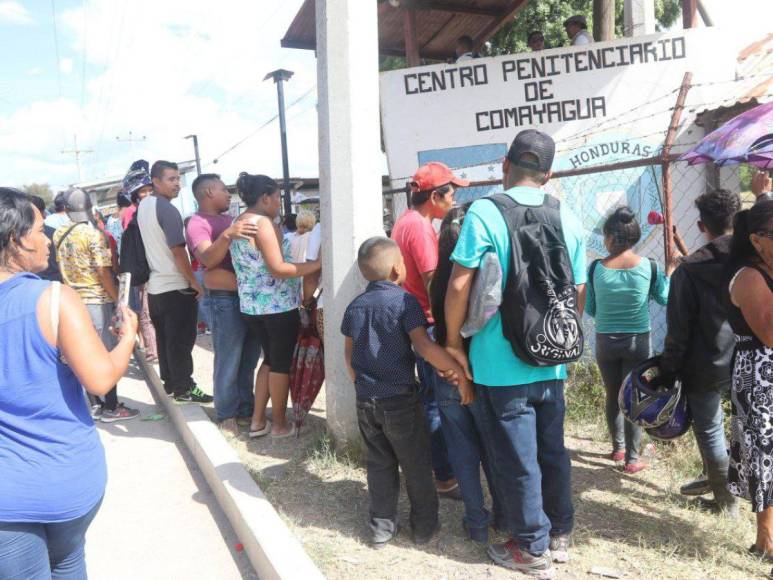 Hermetismo, angustia de familiares y fuerte resguardo militar: las imágenes que dejó la reyerta en cárcel de Comayagua