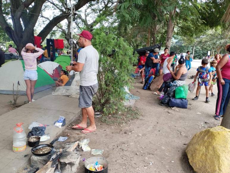 Cocinan, se asean y duermen a la intemperie: el día a día de los migrantes que inundan calles de El Paraíso