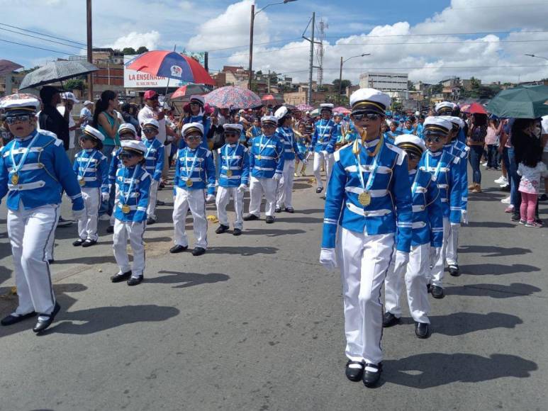 Bandas, pelotones y cadetes también brillaron en desfiles patrios de educación básica