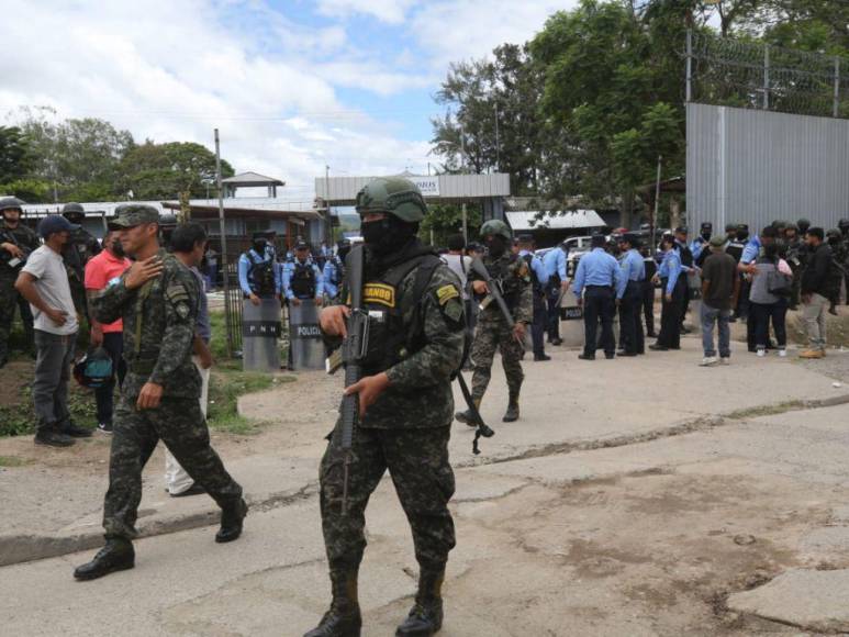 Angustia, desesperación y oraciones: el drama de los familiares que exigen información sobre sus parientes tras matanza en PNFAS