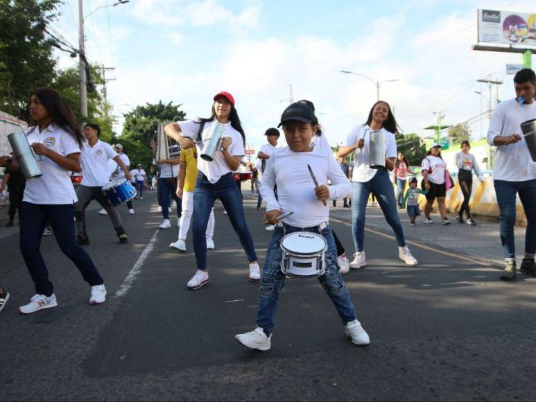 Bandas, pelotones y cadetes también brillaron en desfiles patrios de educación básica