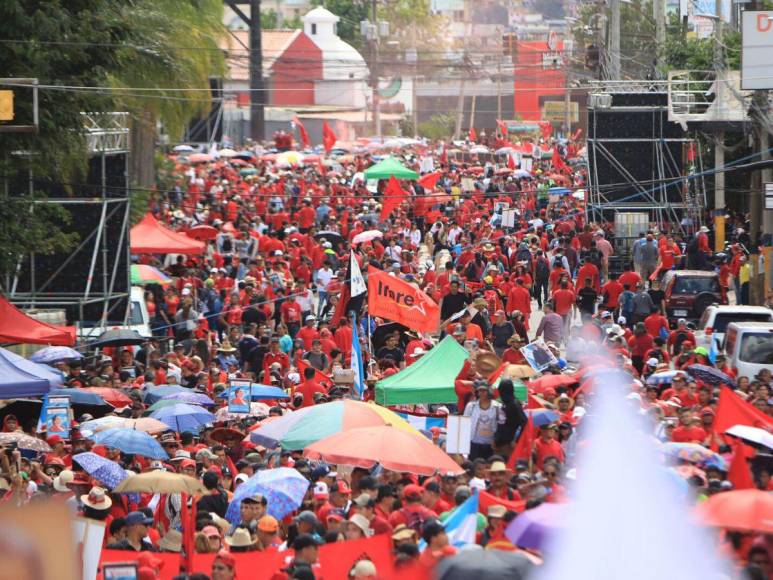 Simpatizantes de Libre llegan a Casa Presidencial para iniciar marcha