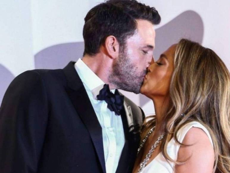 JLo pasea con un amigo en medio de ‘crisis matrimonial’ con Ben Affleck