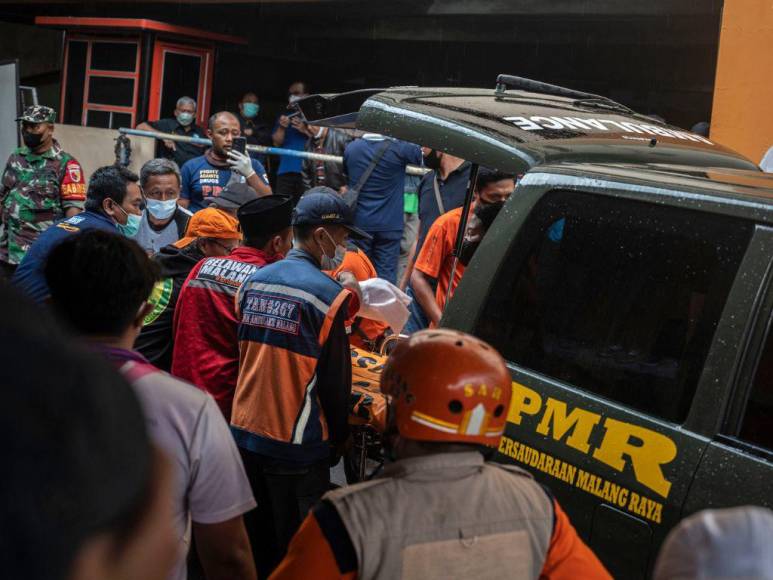 Narran el horror de la estampida que dejó más de 120 muertos en estadio de Indonesia