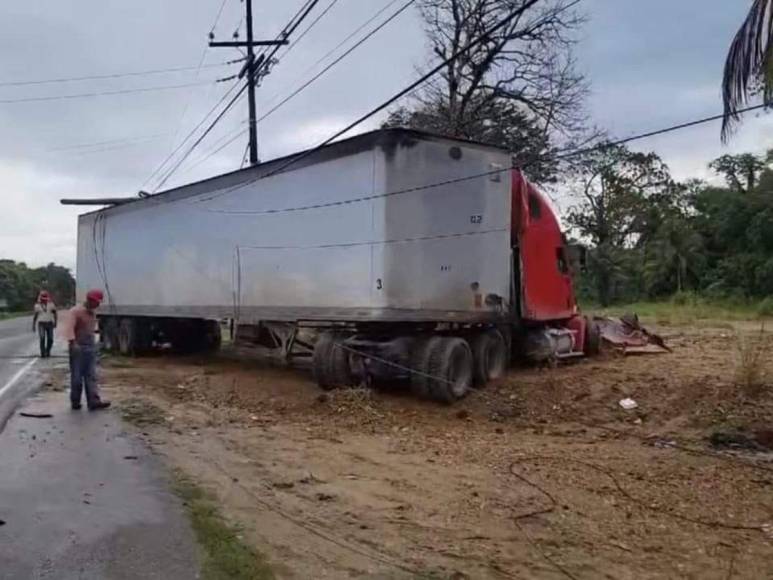 Imágenes que dejó accidente en Omoa, Cortés; hay una persona herida