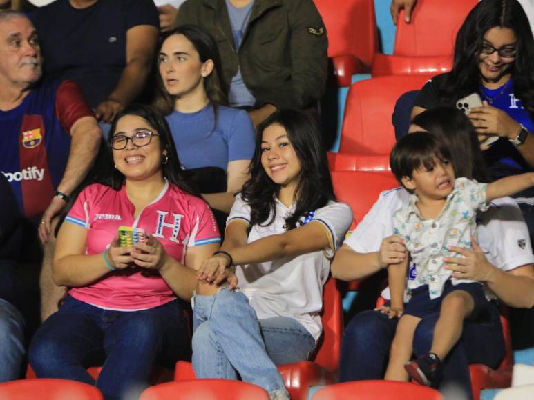 ¡Derroche de bellezas! Las catrachas que engalanan el partido Honduras vs. Granada