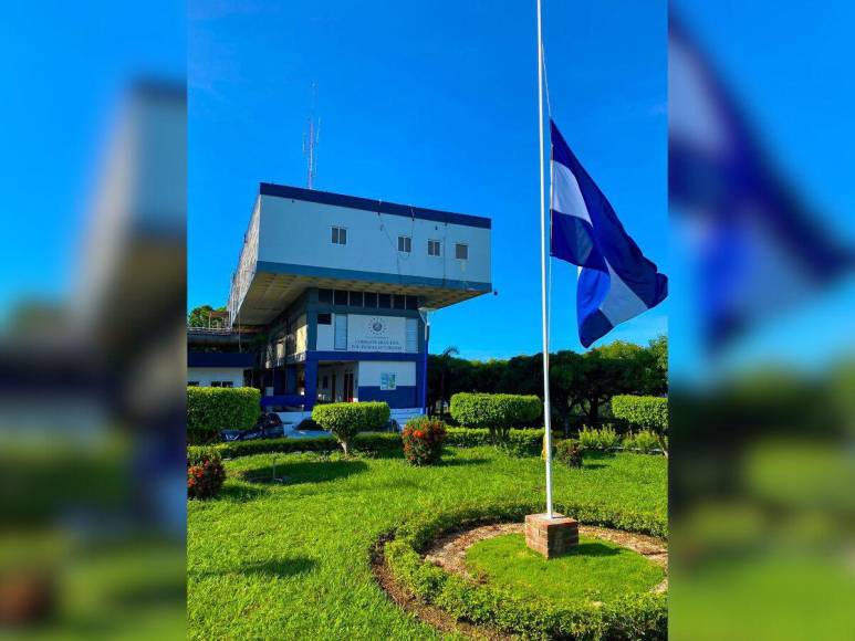 A media asta banderas de El Salvador en honor a víctimas de accidente