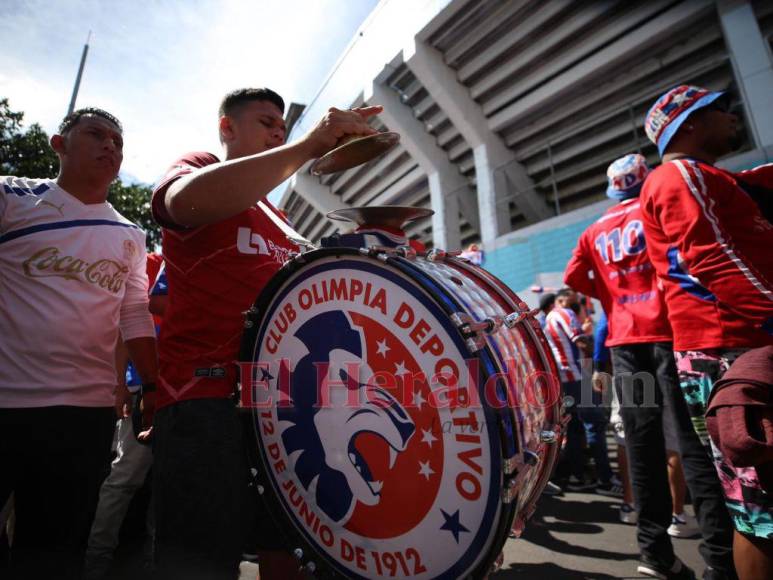 Pasión y amor por los colores: El carnaval de la Ultra Fiel previo al clásico Olimpia vs Real España