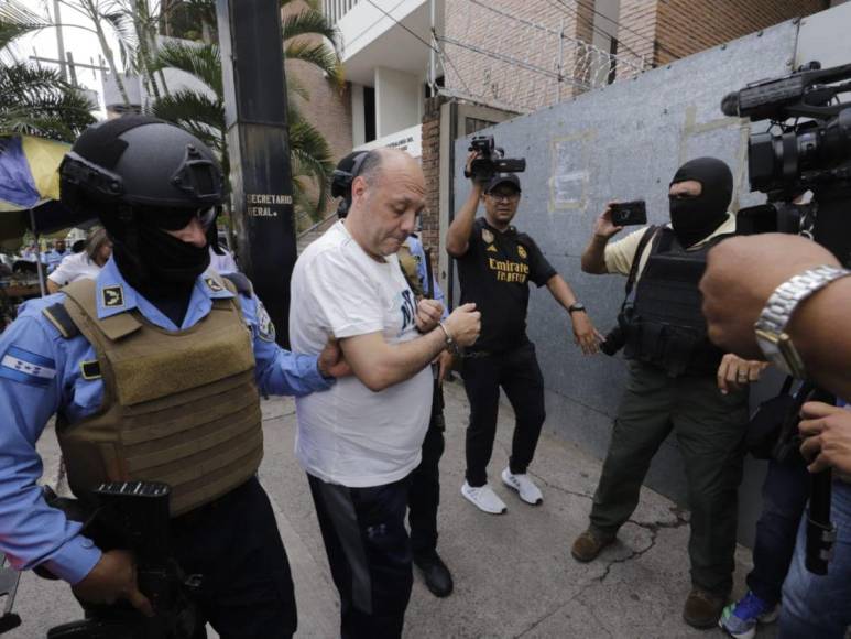 Así fueron trasladados a Juzgados los dos detenidos por caso de camiones de Bomberos