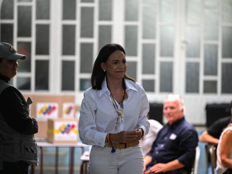 Ovacionada a su entrada y salida: así votó María Corina Machado en Venezuela