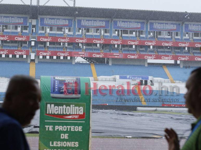 Fuerte lluvia y pocos aficionados: así luce el estadio Olímpico previo al Honduras vs Curazao