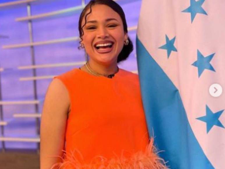 Fervor y talento: Cesia Sáenz entonó el Himno Nacional de Honduras en desfiles de Independencia