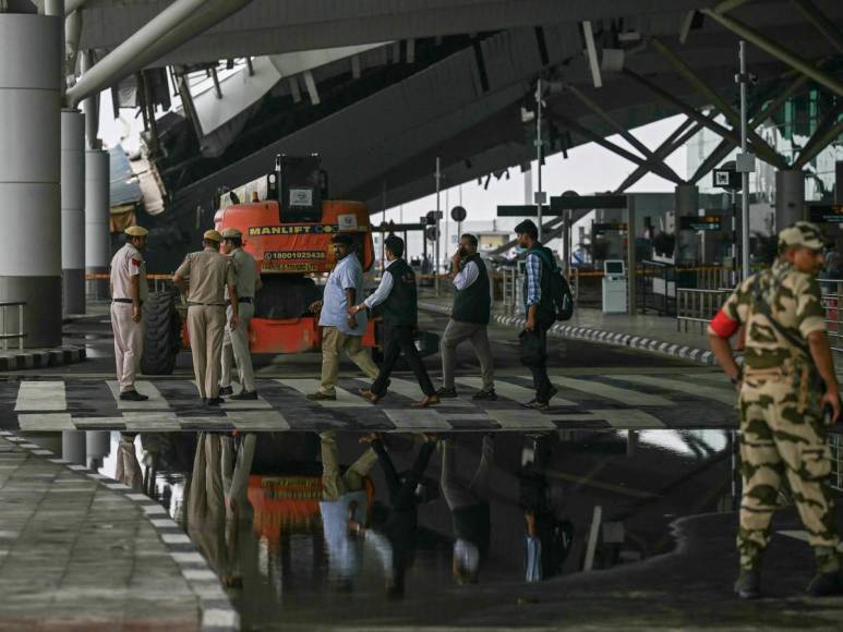 Un muerto y varios heridos tras derrumbarse techo en aeropuerto de India por lluvias