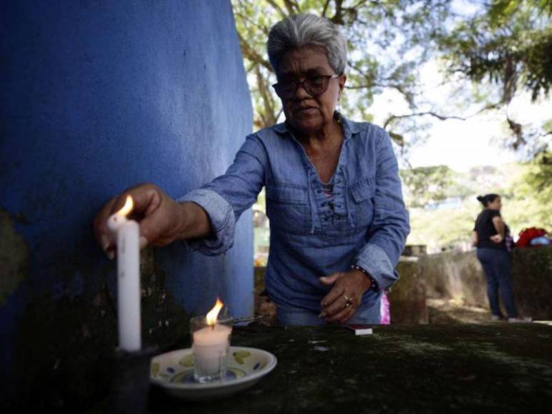 Con flores, coronas y hasta camisetas capitalinos acudieron a cementerios por el Día de Difuntos