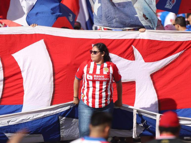 Bellas chicas roban miradas en el clásico Olimpia- Marathón en el Nacional