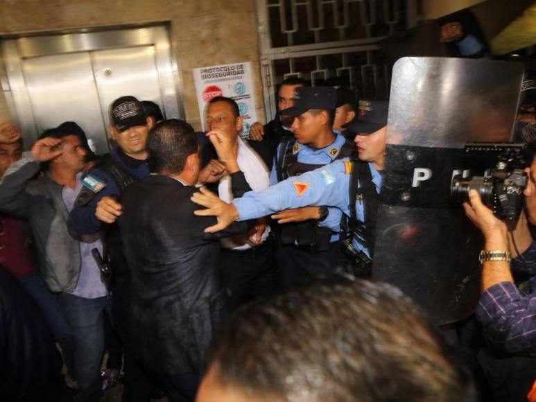 Las 20 fotos que dejó la jornada violenta en el Congreso de Honduras