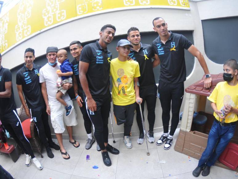 Selección de Honduras regala felicidad en el Día del Niño en la Fundación contra el cáncer en Tegucigalpa