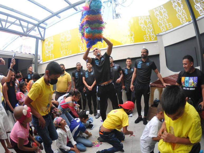 Selección de Honduras regala felicidad en el Día del Niño en la Fundación contra el cáncer en Tegucigalpa