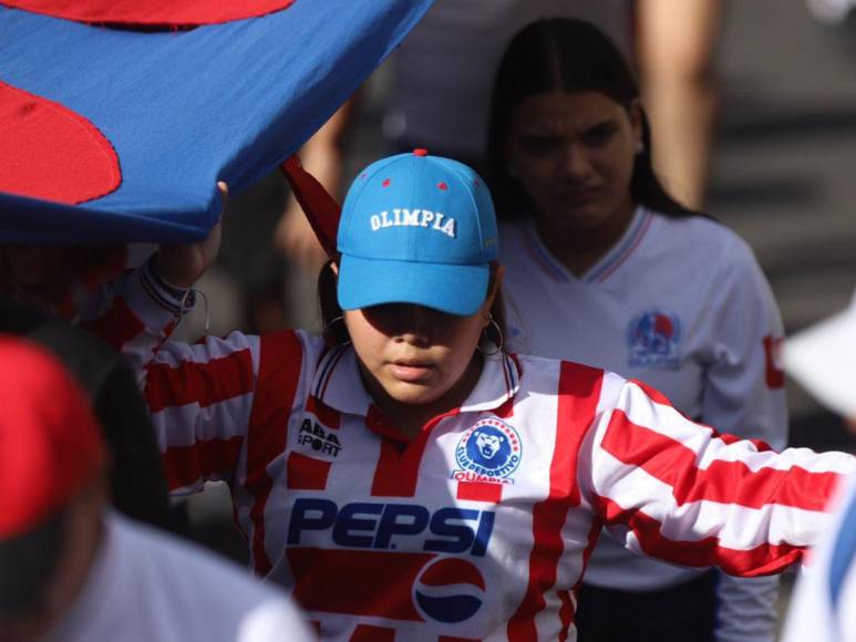 Bellas chicas roban miradas en el clásico Olimpia- Marathón en el Nacional