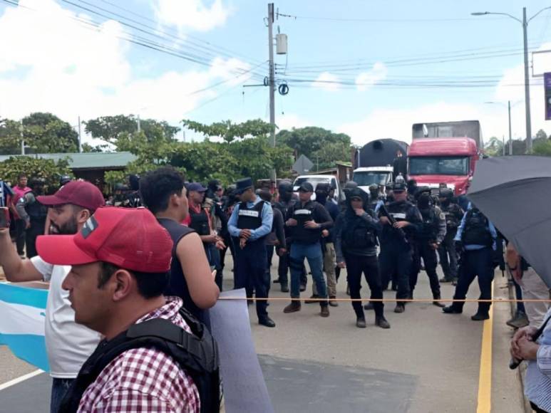 “¡Ya basta de tantos apagones!”: Así fue la toma de carretera en Campamento, Olancho