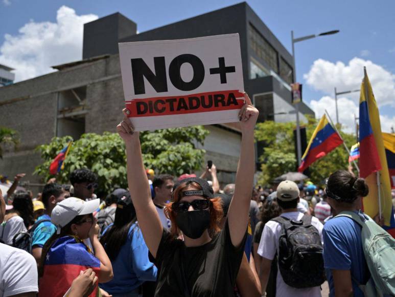 Miles de venezolanos salen a las calles en contra de ratificación de Maduro como presidente