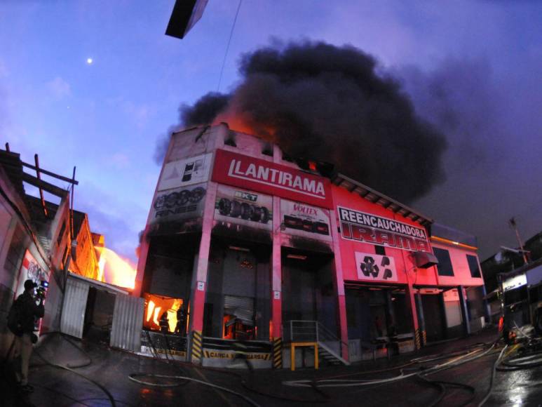 Así fueron las labores para apagar voraz incendio en El Hato