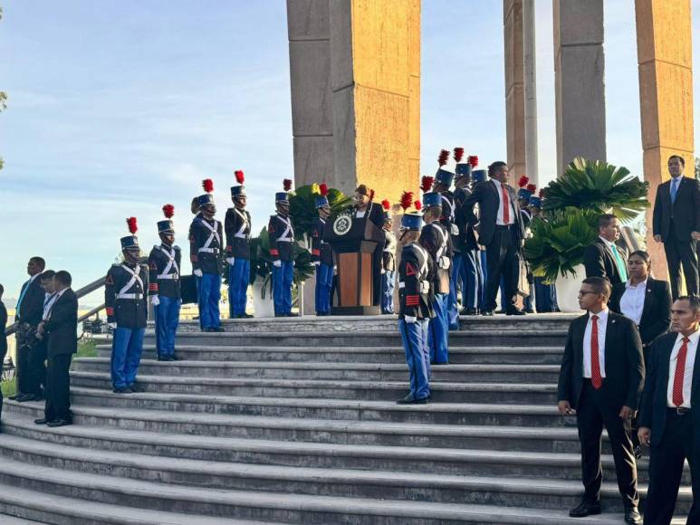 Las imágenes que dejó el izamiento de la Bandera Nacional que inauguró las fiestas patrias 2024