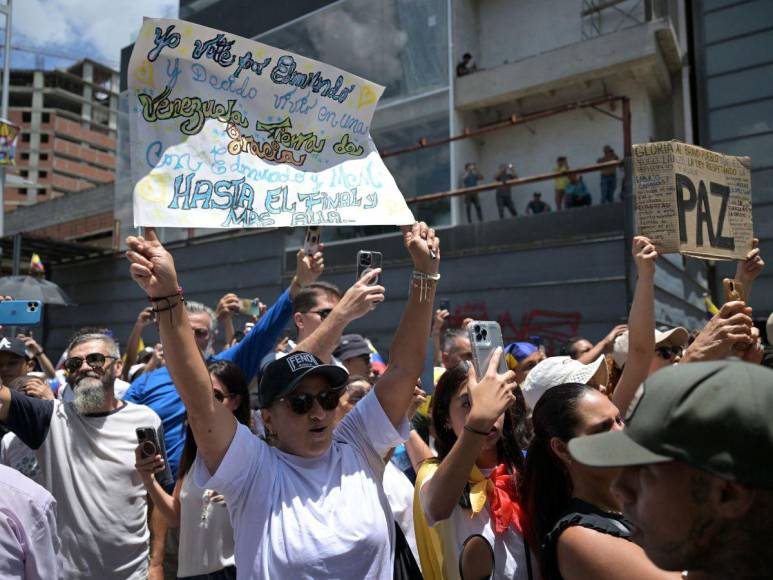 Miles de venezolanos salen a las calles en contra de ratificación de Maduro como presidente