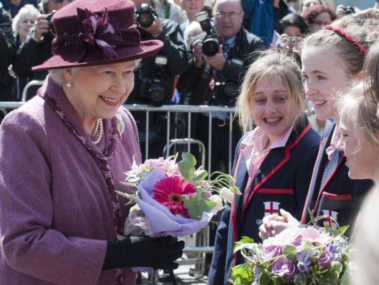 Abrazos, regaños y vida cotidiana: Las veces que la reina Isabel II rompió sus protocolos reales