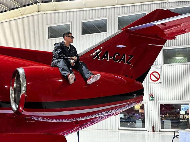 Cantante Eduin Caz presume lujoso avión: “Si ven un puntito rojo en el cielo soy yo”