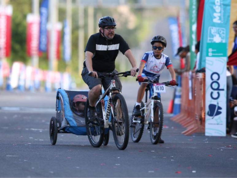 Grandes y pequeños disfrutan de la Vuelta Ciclística 2023 de EL HERALDO