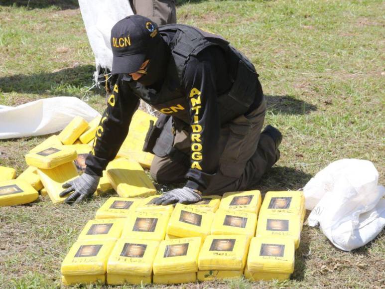 Queman más de cuatro toneladas de cocaína que fueron decomisadas a colombianos en el Caribe