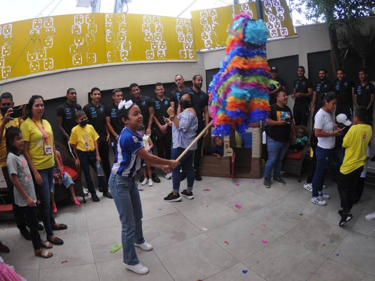 Selección de Honduras regala felicidad en el Día del Niño en la Fundación contra el cáncer en Tegucigalpa