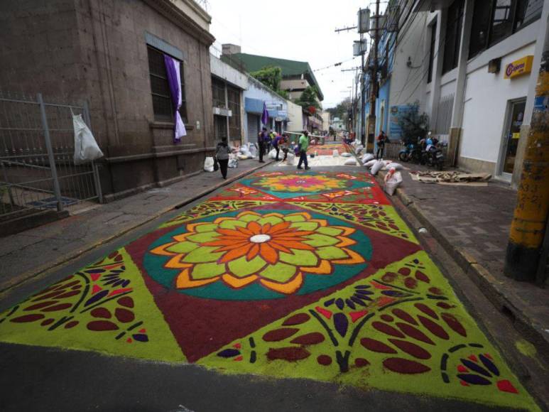 Fe y tradición: coloridas alfombras adornan Tegucigalpa este Viernes Santo