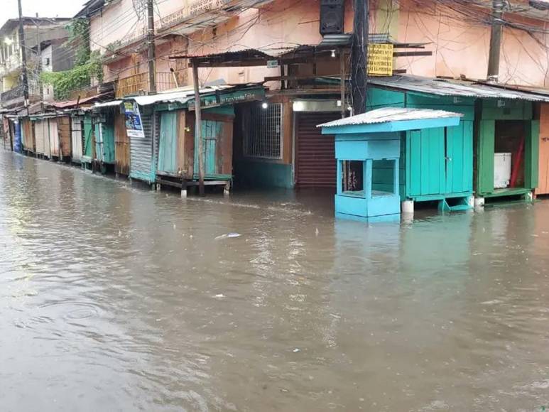 Lluvias por frente frío dejan calles inundadas en el norte de Honduras