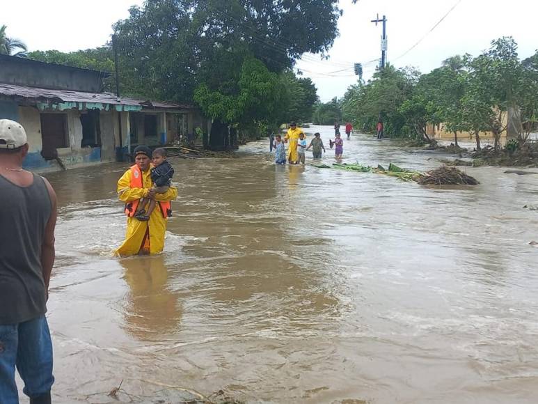 Lluvias por frente frío dejan calles inundadas en el norte de Honduras