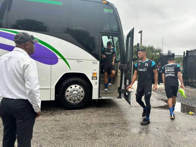 ¡Bajo la lluvia! Así fue el primer entreno de Honduras en Fort Lauderdale