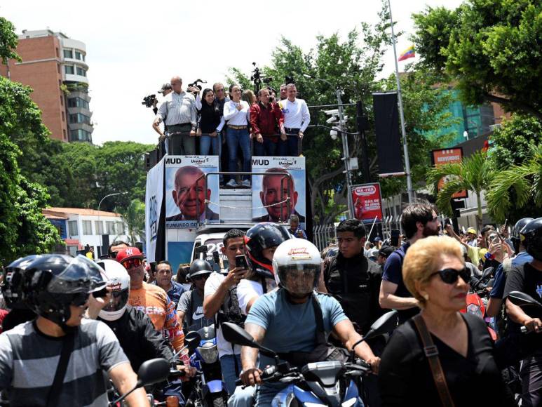 Miles de venezolanos salen a las calles en contra de ratificación de Maduro como presidente